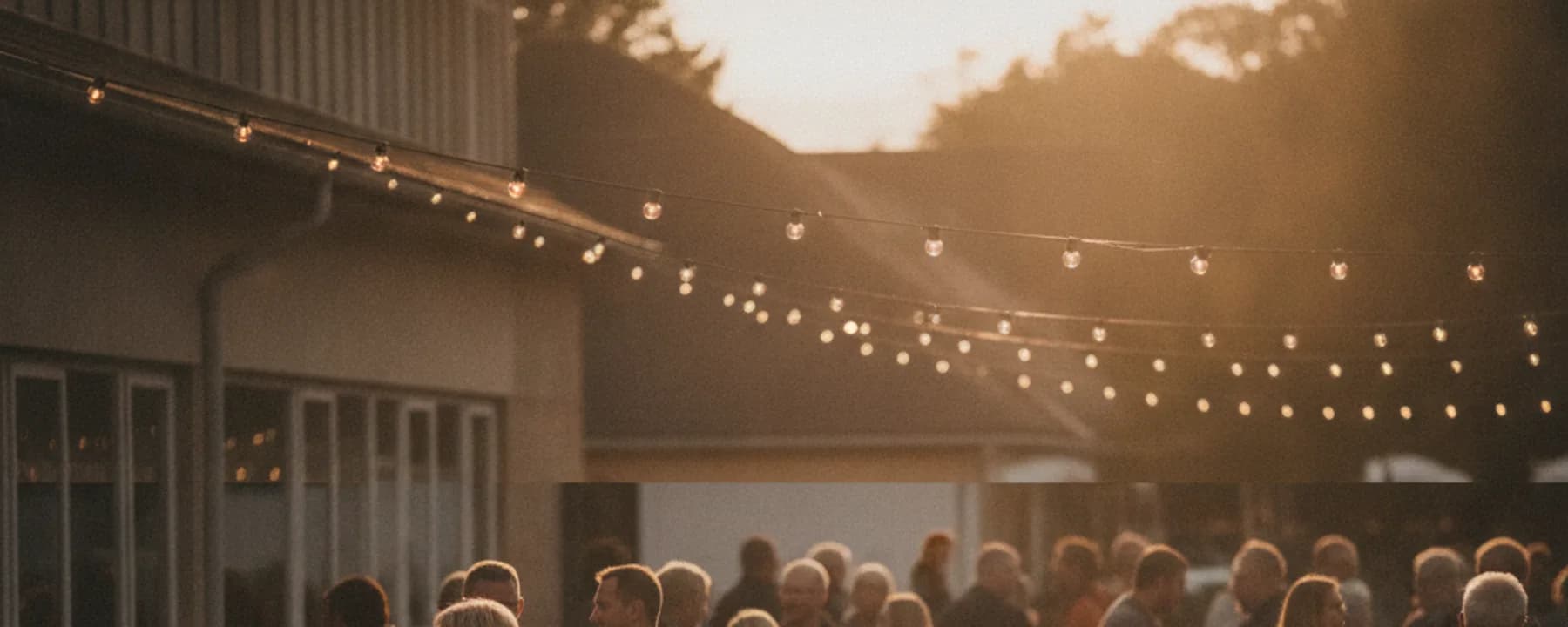Vereinsfest im Freien mit festlicher Beleuchtung